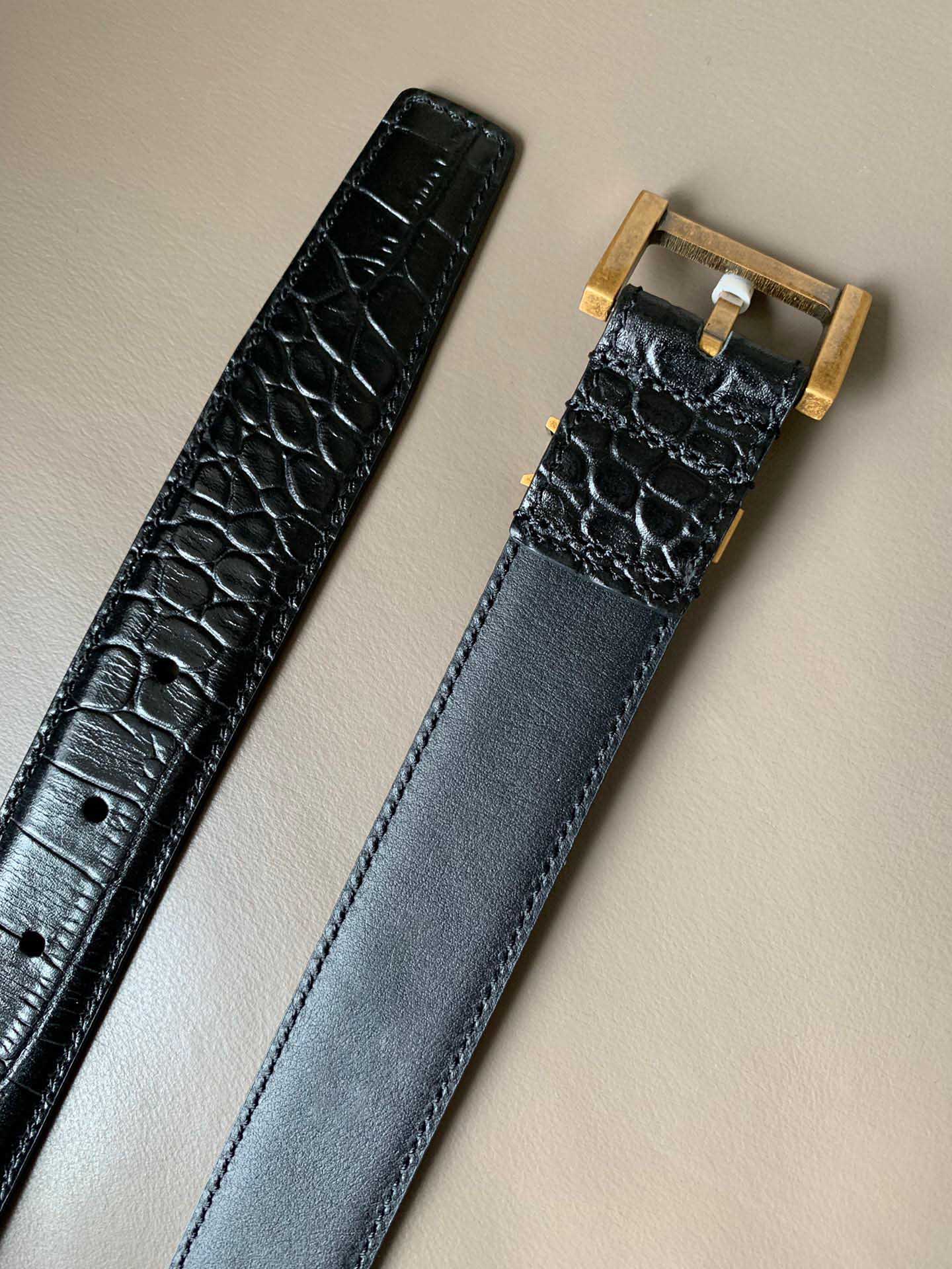 classic best quality black genuine leather with gold silver pin buckle men belt with box men designers belts women belts designer belts 709, Black;brown
classic best quality black genuine leather with gold silver pin buckle men belt with box men designers belts women belts designer belts 709, Black;brown