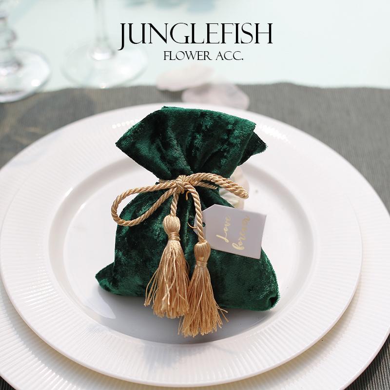 New green velvet wedding candy boxes with string and the cards 9.5*12cm luxury gift pouches event party supplies favors bag1
New green velvet wedding candy boxes with string and the cards 9.5*12cm luxury gift pouches event party supplies favors bag1