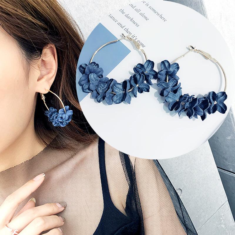 2020 New Elegant Fabric Flower Hoop Earrings Sweety Colourful Petal Bohemian Round Big Earrings Charm Brinco Drop Ship
2020 New Elegant Fabric Flower Hoop Earrings Sweety Colourful Petal Bohemian Round Big Earrings Charm Brinco Drop Ship