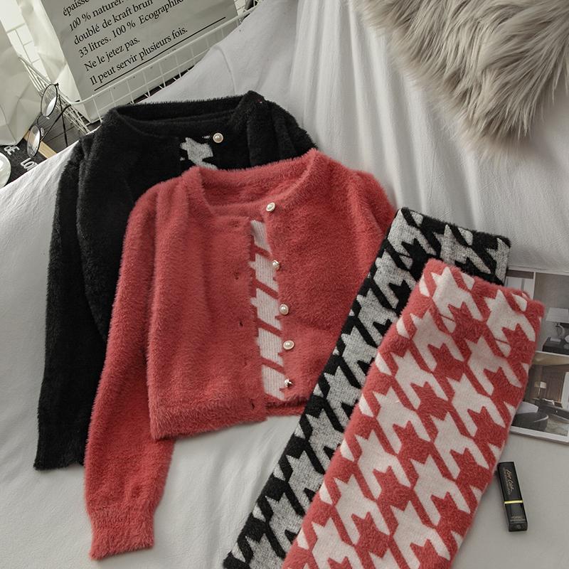 Autumn winter cardigan long-sleeved top female tube top tide 3 piece sets Warm knit houndstooth bag hip skirt three-piece suit, Red
Autumn winter cardigan long-sleeved top female tube top tide 3 piece sets Warm knit houndstooth bag hip skirt three-piece suit, Red