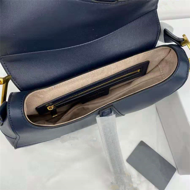 Hot Embroidery Wide Strap Saddles Baguette Bag classic ladies shoulder bag saddle bag fashion metal letter handbag style awesome accessories, Red
Hot Embroidery Wide Strap Saddles Baguette Bag classic ladies shoulder bag saddle bag fashion metal letter handbag style awesome accessories, Red