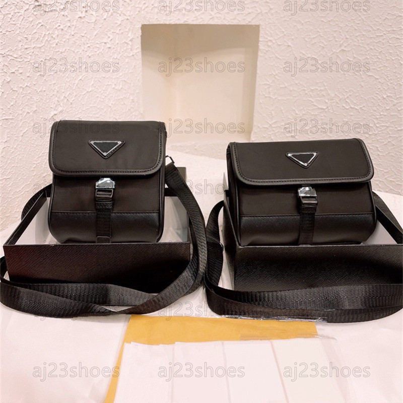 Re-Nylon shoulder bag Black practical leather shoulder bag Adjustable woven shoulder strap Flap pockets Nylon Luxurys designers Bags, 15x17cm
Re-Nylon shoulder bag Black practical leather shoulder bag Adjustable woven shoulder strap Flap pockets Nylon Luxurys designers Bags, 15x17cm