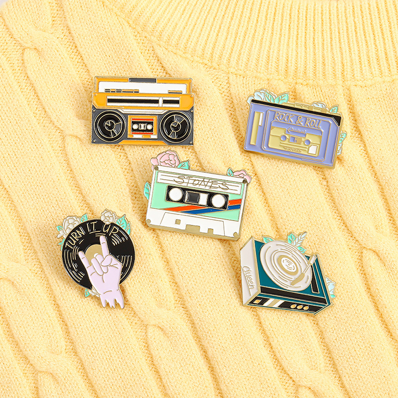 15pcs/Lot European Cartoon Radio Phonograph Brooches Retro Rock Roll CD Record Enamel Pins Unisex Children Alloy Tape Brooch Jewelry
15pcs/Lot European Cartoon Radio Phonograph Brooches Retro Rock Roll CD Record Enamel Pins Unisex Children Alloy Tape Brooch Jewelry