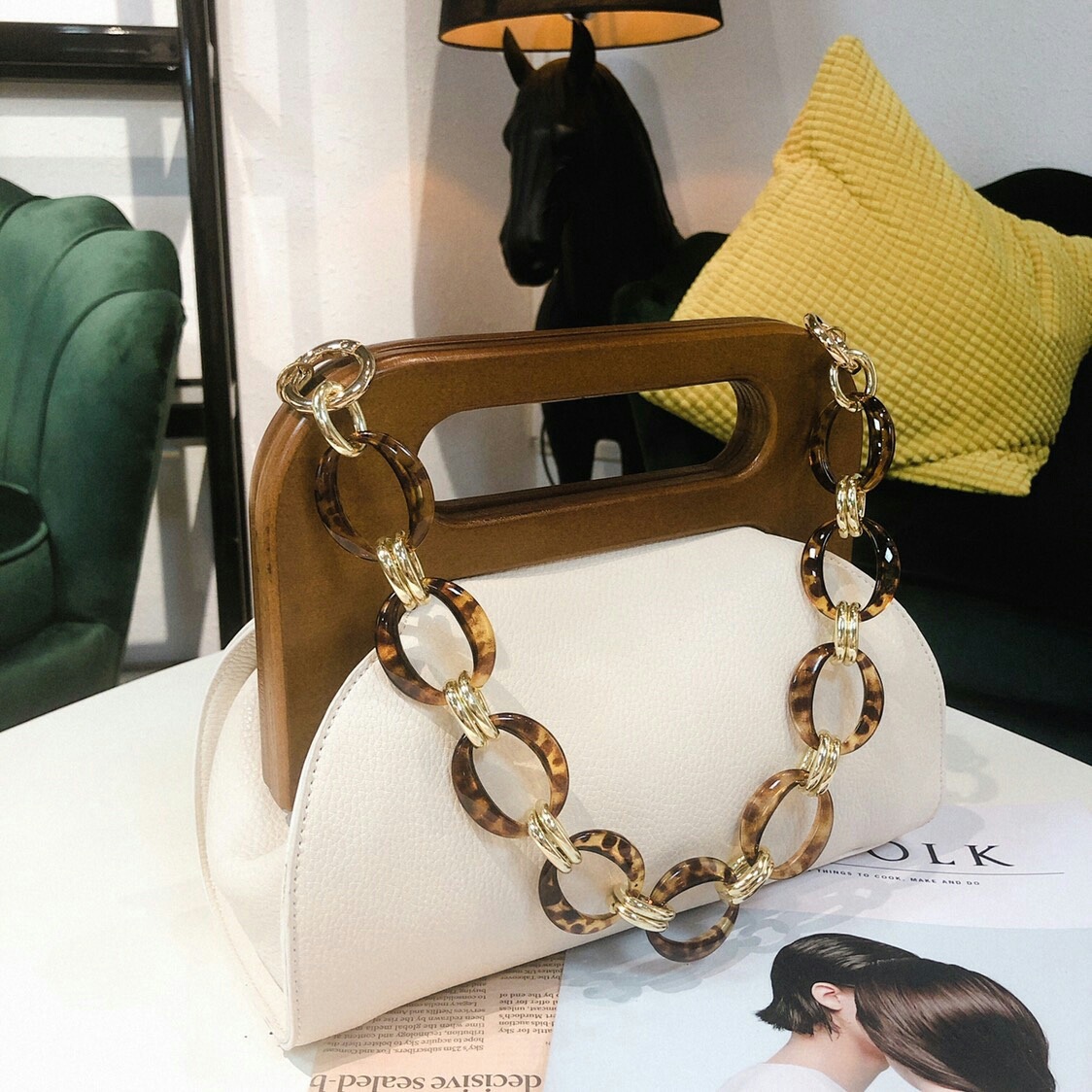 Fashion Wooden Clip Handbags Designer Acrylic Chain Shoulder Crossbody Lady Leopard Shell Bag Female Women Bags Q1206
Fashion Wooden Clip Handbags Designer Acrylic Chain Shoulder Crossbody Lady Leopard Shell Bag Female Women Bags Q1206
