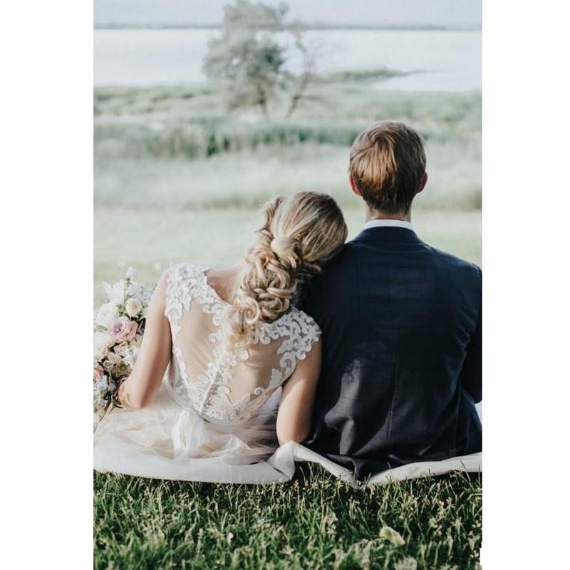 Cheap Garden Country Champagne Wedding Dresses A Line Jewel Neck Lace Appliques Sleeveless Illusion Tulle Floor Length Formal Bridal Gowns ppliques