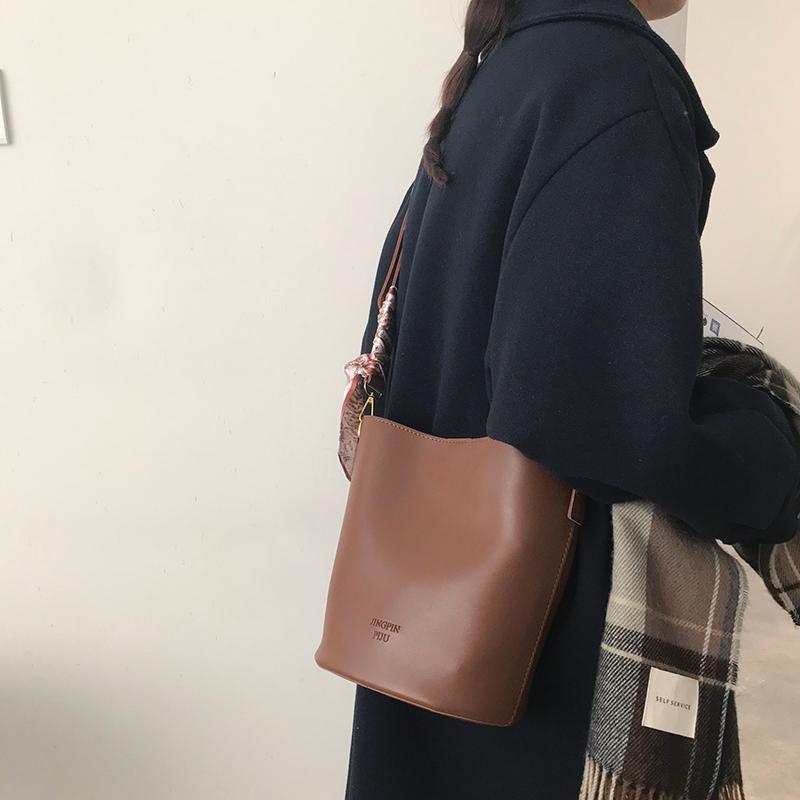 Large Capacity Bag Women's 2021 New Fashion Solid Color Bucket Pack Niche Design Crossbody Shopping Bag D986, Black
Large Capacity Bag Women's 2021 New Fashion Solid Color Bucket Pack Niche Design Crossbody Shopping Bag D986, Black