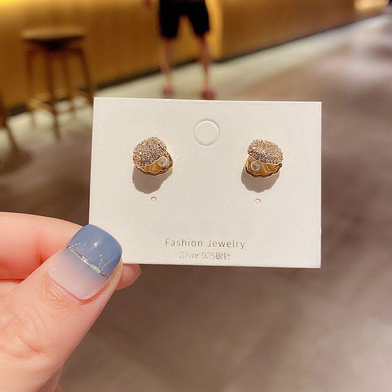 Korean Style Simulated Pearl Shell Earrings for Women Gold Color Cubic Zirconia Stud Earrings Jewelry
Korean Style Simulated Pearl Shell Earrings for Women Gold Color Cubic Zirconia Stud Earrings Jewelry