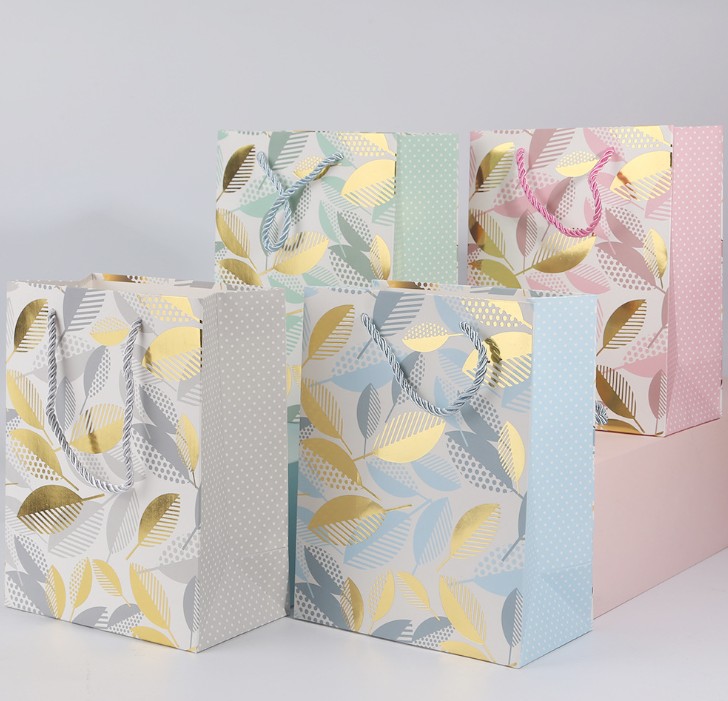 Creative leaf gold blocking white card gift bag clothing shopping bag stationery gift bag white card handbag
Creative leaf gold blocking white card gift bag clothing shopping bag stationery gift bag white card handbag