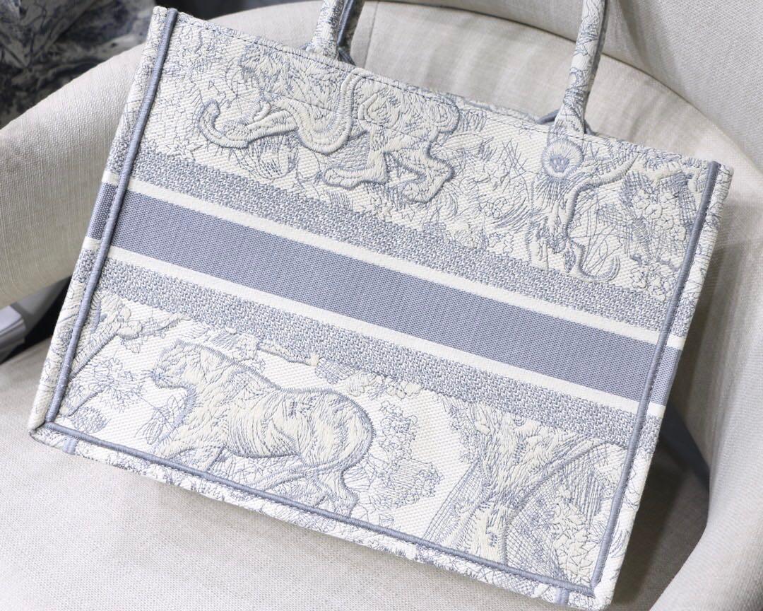 New ladies large-capacity handbags Paris designer handbags fashion retro ethnic style canvas handmade embroidery pattern shopping bag 101, Gift bag
New ladies large-capacity handbags Paris designer handbags fashion retro ethnic style canvas handmade embroidery pattern shopping bag 101, Gift bag