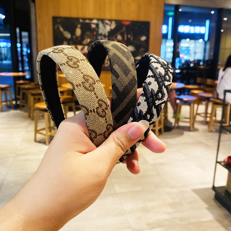 Korean high-end letter fabric hair band hair accessories retro handmade bag in the ancient F girl to do out the headband, Silver
Korean high-end letter fabric hair band hair accessories retro handmade bag in the ancient F girl to do out the headband, Silver