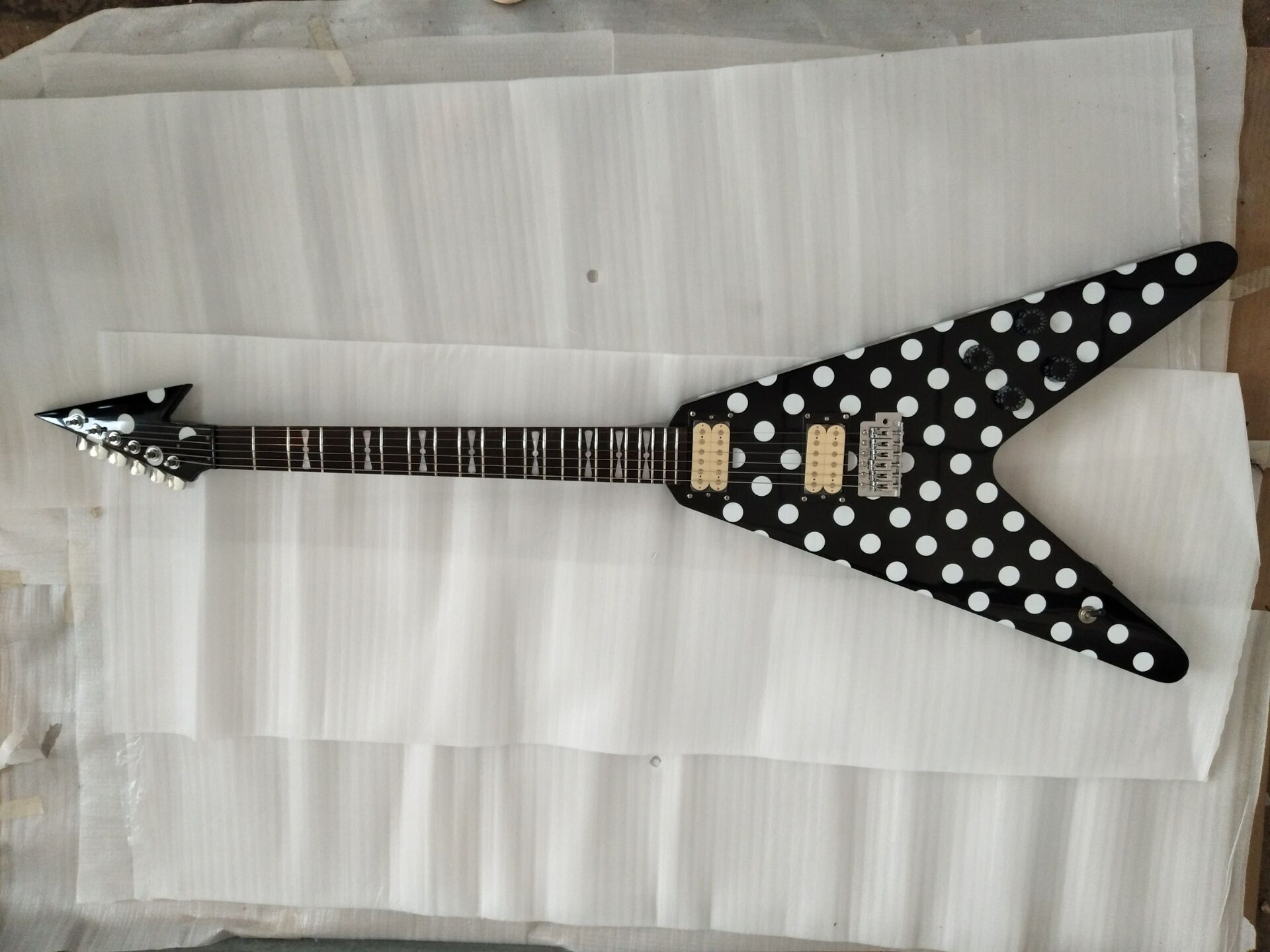 Promotion! Randy Rhoads Polka Dot Flying V White Dot Black Electric Guita Tremolo Bridge Blackback Headstock
Promotion! Randy Rhoads Polka Dot Flying V White Dot Black Electric Guita Tremolo Bridge Blackback Headstock