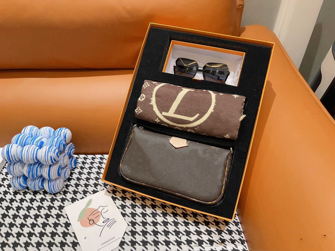 The new gift box set key case. Small-capacity coin purse, large-capacity three-piece Mahjong bag + sunglasses + scarf, Customize