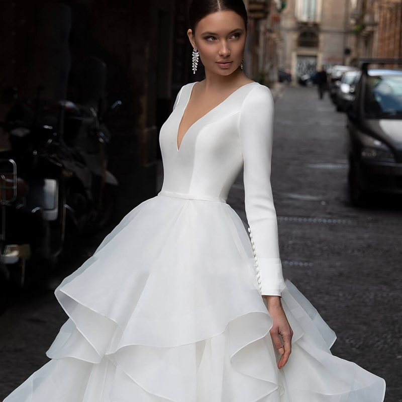 Romantic V-Neck Long Sleeve Beach Wedding Dress A-Line Ruffles Organza Court Train Princess White Bride Gowns Sheer Open Back Plus Size Boho Bridal Dr