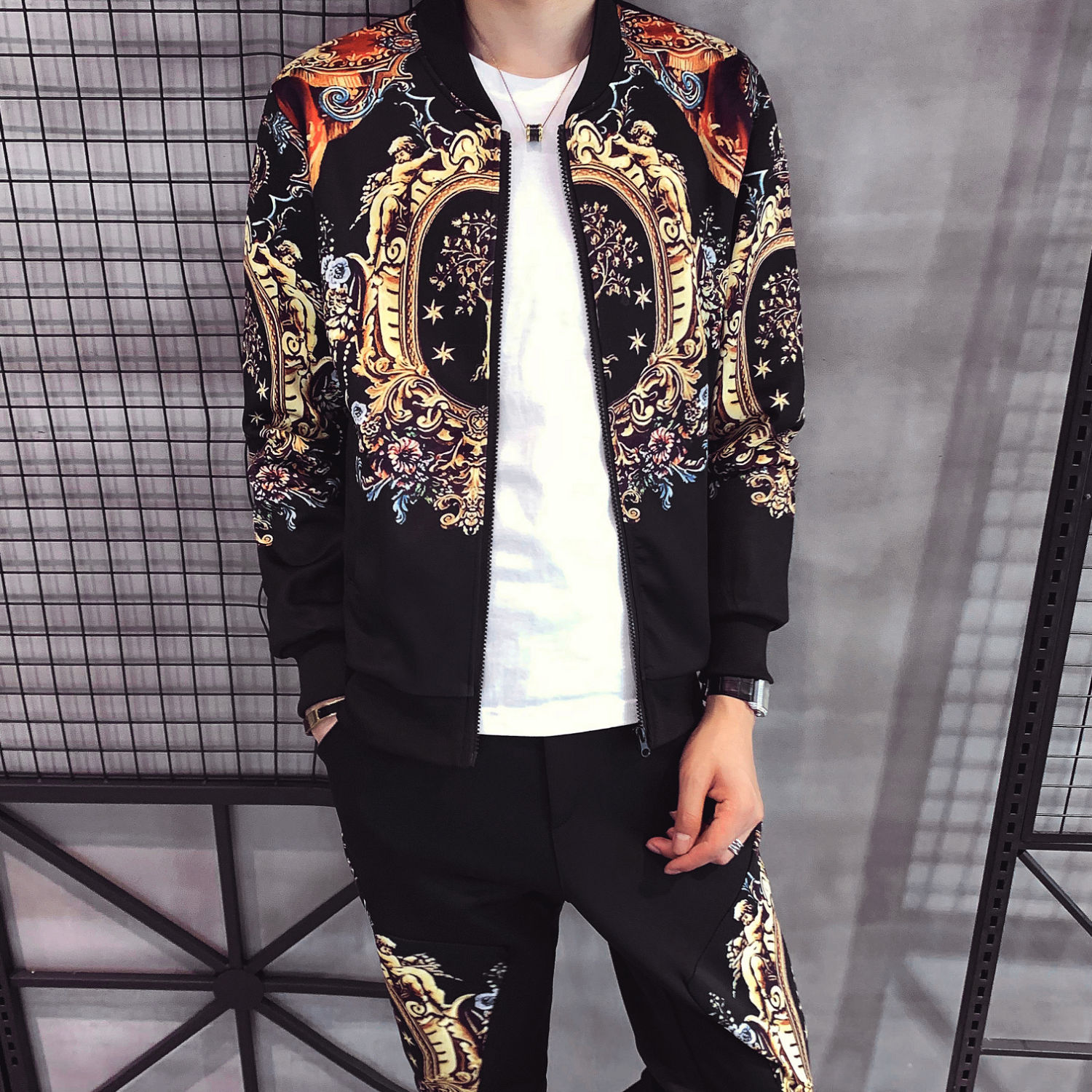 2020 for Autumn Training Man Casual Digital Suit Print Two Trainingspak Heren Gold Printing Jacket + Pants 0yu5, Tz211
2020 for Autumn Training Man Casual Digital Suit Print Two Trainingspak Heren Gold Printing Jacket + Pants 0yu5, Tz211