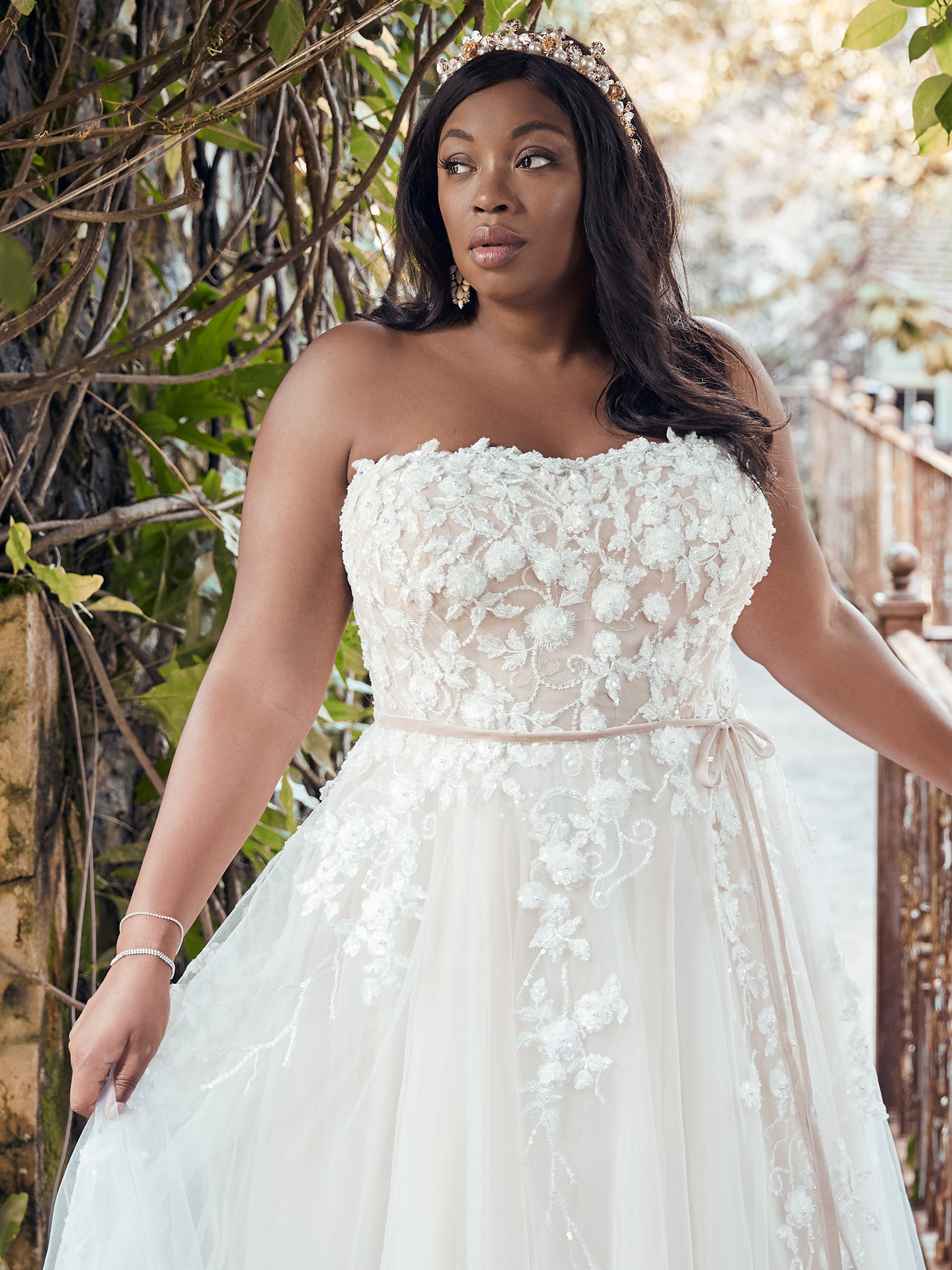 Size Amazing Plus Lace Wedding Dresses Strapless Neck A Line Beaded Bridal Gowns Sweep Train Tulle Robe De Marie