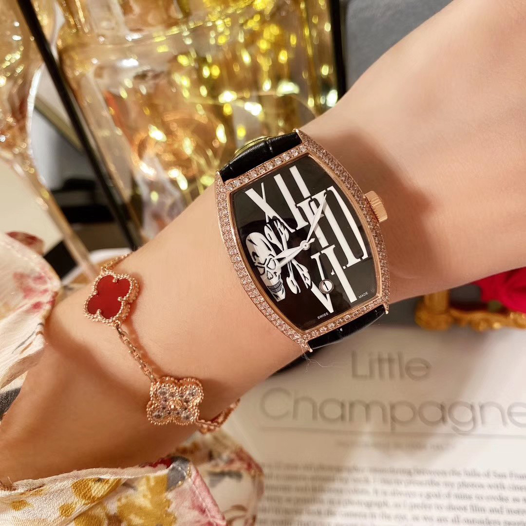 2020Merry Christmas Women Watches Quartz movement Leather strap Watches Watch Clock Barrel shape1
2020Merry Christmas Women Watches Quartz movement Leather strap Watches Watch Clock Barrel shape1