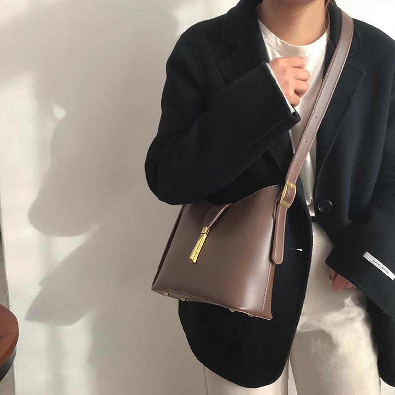 Niche Design Women Bag 2021 New Fashion Solid Color Bucket Pack Vinatge All-match One Shoulder Phone Packet D923, Black
Niche Design Women Bag 2021 New Fashion Solid Color Bucket Pack Vinatge All-match One Shoulder Phone Packet D923, Black
