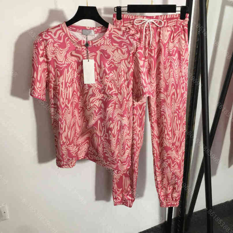 Casual women Two Piece Pants Cotton T-shirt trouses suit Letter logo print designer tracksuits for couples fashion trend Sportswear Short Sleeve T-shirts Suit
Casual women Two Piece Pants Cotton T-shirt trouses suit Letter logo print designer tracksuits for couples fashion trend Sportswear Short Sleeve T-shirts Suit