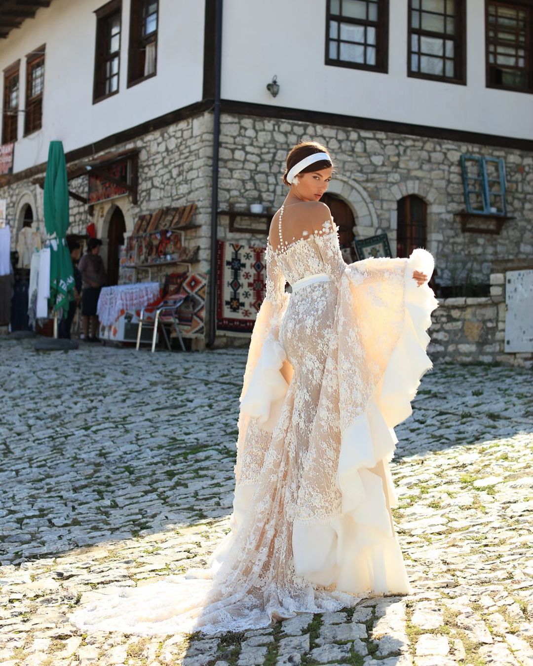 Mermaid Fabulous Lace Wedding Dresses Sheer Bateau Neck Trumpet Long Sleeves Bridal Gowns Covered Buttons Back Sweep Train Robe De Marie