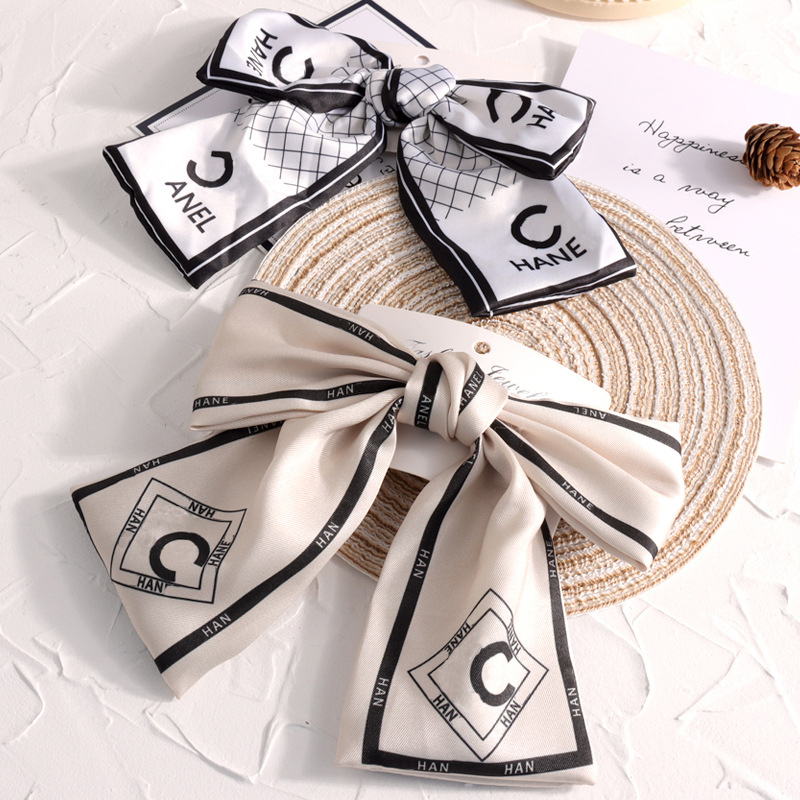 14color Designer Letters Print Bowknot Cloth Hair Pins Korean Simple Women Girls Hairpin Barrettes Small Sweet Wind Spring Clips Ladies Headwear Accessories 
14color Designer Letters Print Bowknot Cloth Hair Pins Korean Simple Women Girls Hairpin Barrettes Small Sweet Wind Spring Clips Ladies Headwear Accessories