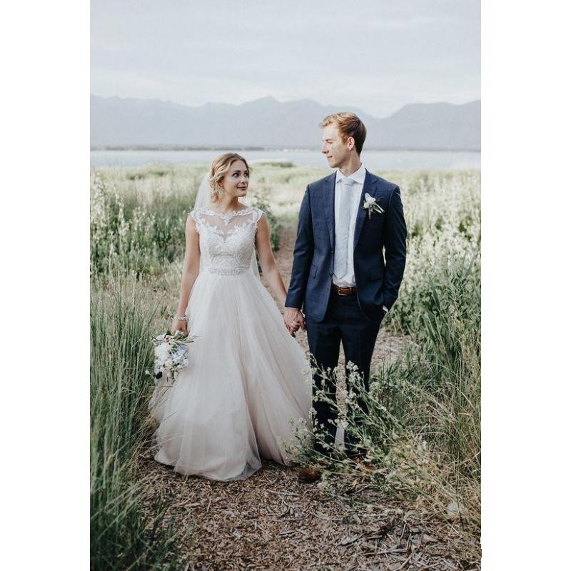 Cheap Garden Country Champagne Wedding Dresses A Line Jewel Neck Lace Appliques Sleeveless Illusion Tulle Floor Length Formal Bridal Gowns ppliques