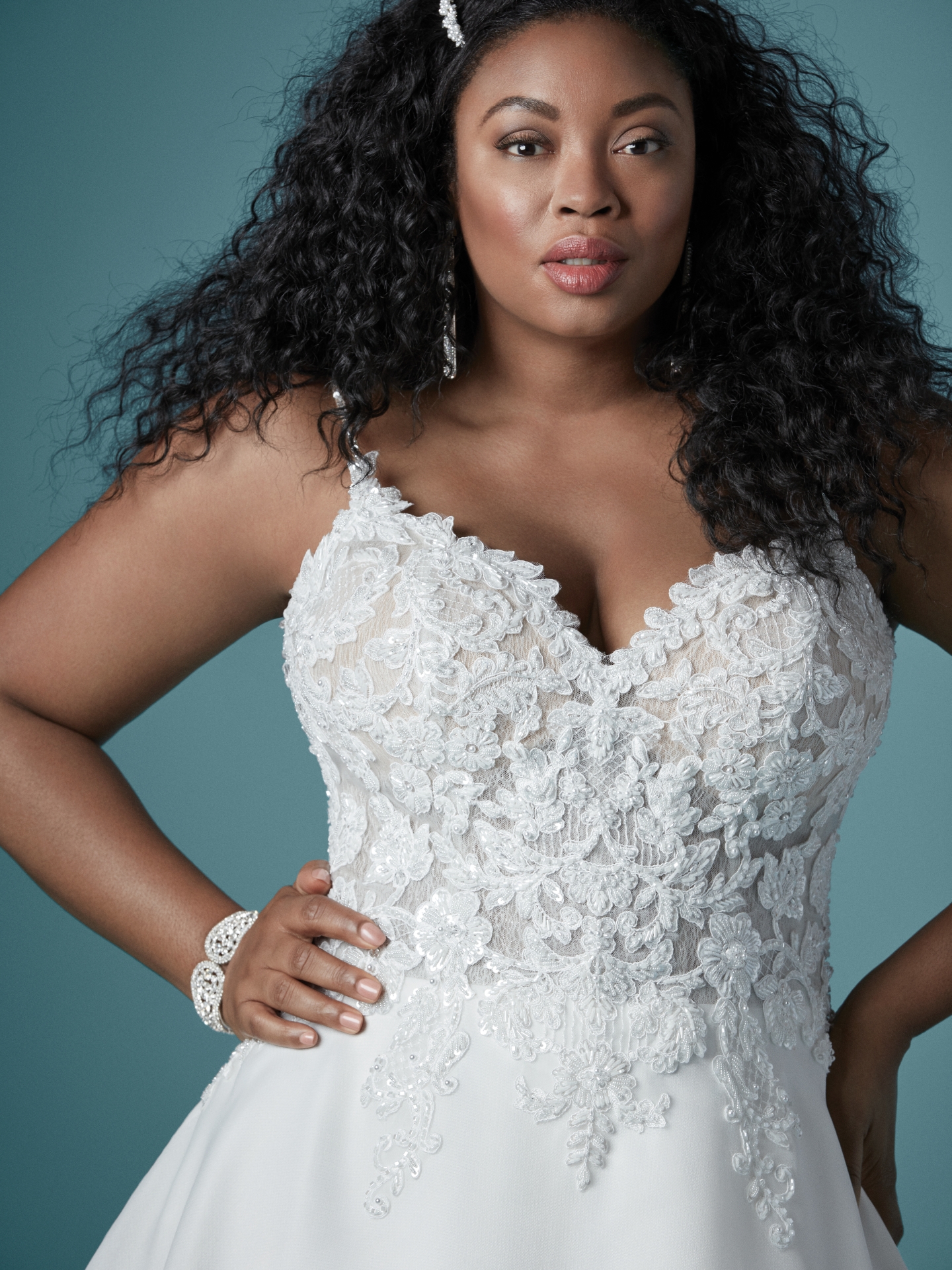 Plus Size White Lace Beaded Wedding Dresses V Neck A Line Bridal Gowns Covered Buttons Back Sweep Train Organza Robe De Marie