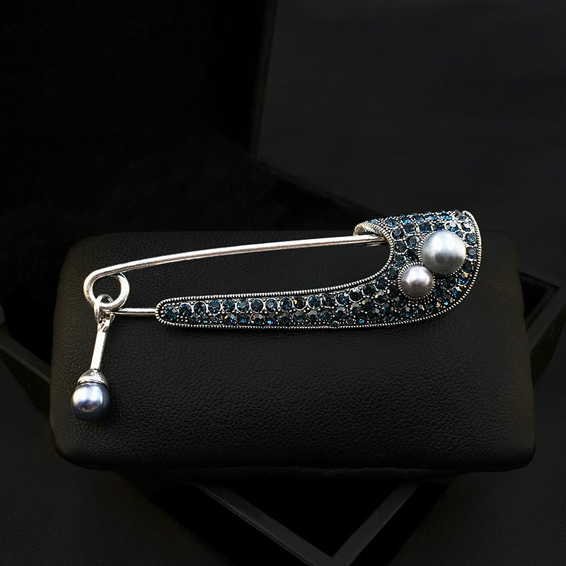 Retro Exquisite Shawl Buckle Big Pin Brooch for Women Cardigan Rhinestone Pearl Pendant Jewelry Pin Clothing Brooch Accessories
Retro Exquisite Shawl Buckle Big Pin Brooch for Women Cardigan Rhinestone Pearl Pendant Jewelry Pin Clothing Brooch Accessories