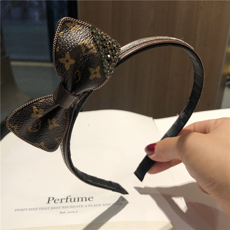 4color Wholesale Korean Designer Women Letters Leather Headband Headwrap Luxury Turban Old Flowers Pattern Crystal Rhinestone Bowknot Hair Hoop Accessories
4color Wholesale Korean Designer Women Letters Leather Headband Headwrap Luxury Turban Old Flowers Pattern Crystal Rhinestone Bowknot Hair Hoop Accessories
