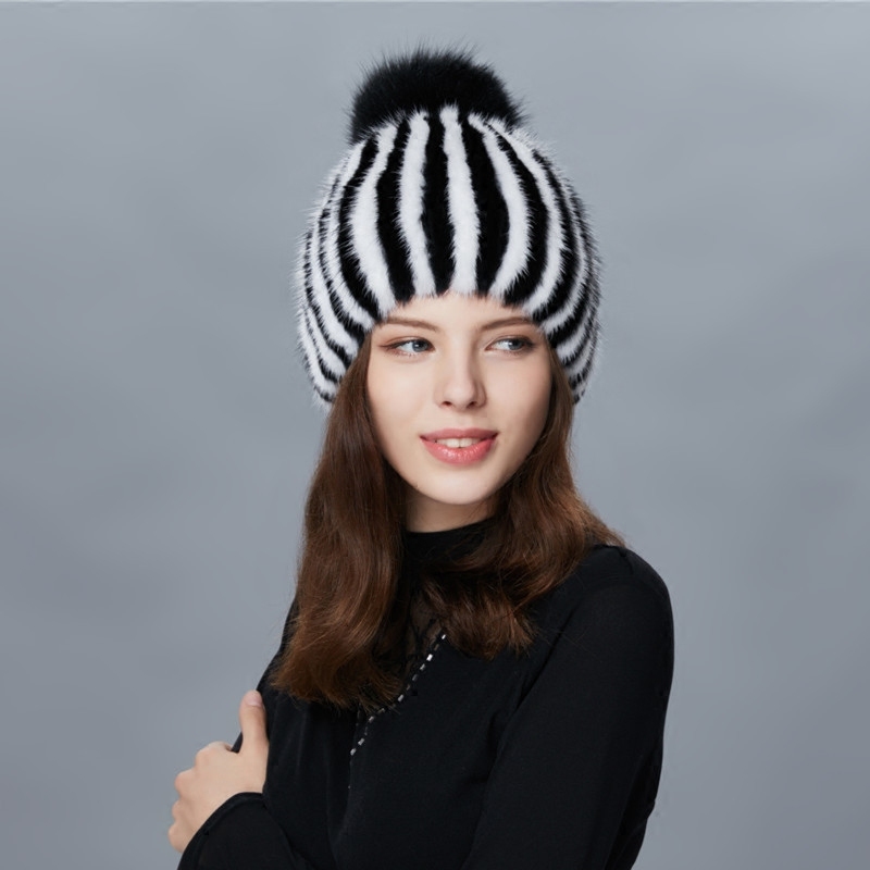 New mink woman's Ear guard mesh autumn and winter warm hat big fox skin ball, White.
New mink woman's Ear guard mesh autumn and winter warm hat big fox skin ball, White.