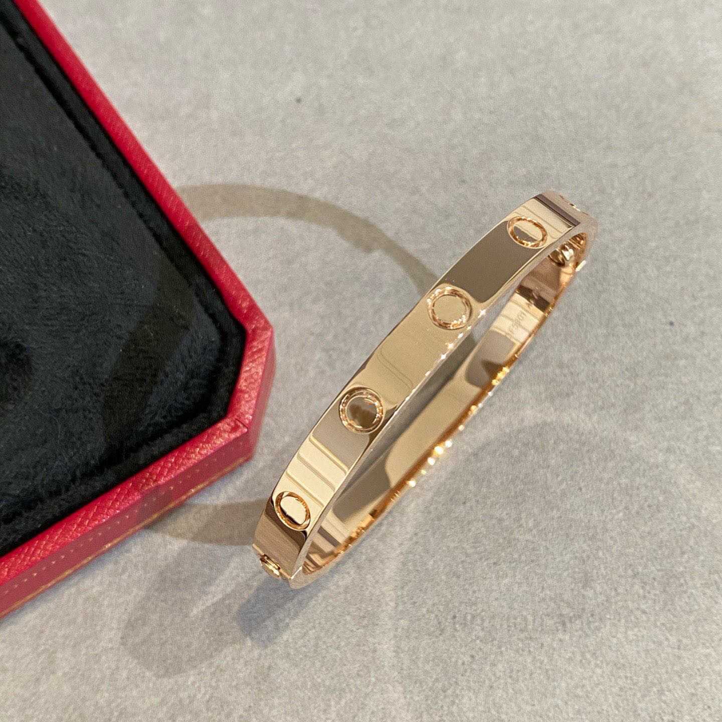 Brand Bracelet Kajia love narrow version wide sky star V gold smooth four diamond bracelet CNC electroplating 18K
Brand Bracelet Kajia love narrow version wide sky star V gold smooth four diamond bracelet CNC electroplating 18K