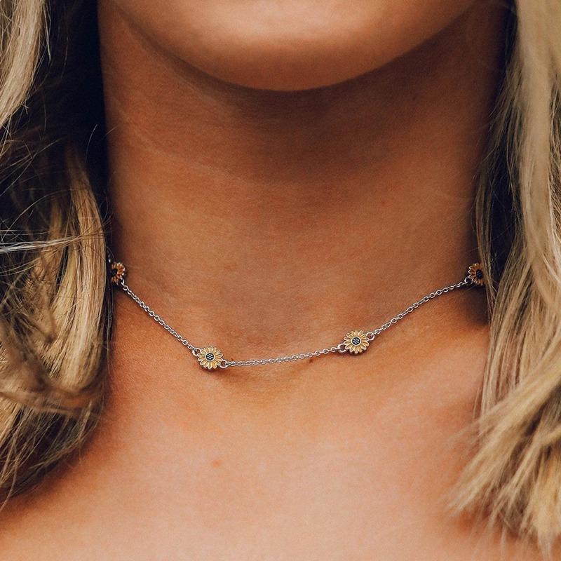 Charm Daisy Flower Pendant Necklace Sunflower Clavicle Chain Necklace Bohemian Metal Alloy Choker Women Fashion Jewelry
Charm Daisy Flower Pendant Necklace Sunflower Clavicle Chain Necklace Bohemian Metal Alloy Choker Women Fashion Jewelry