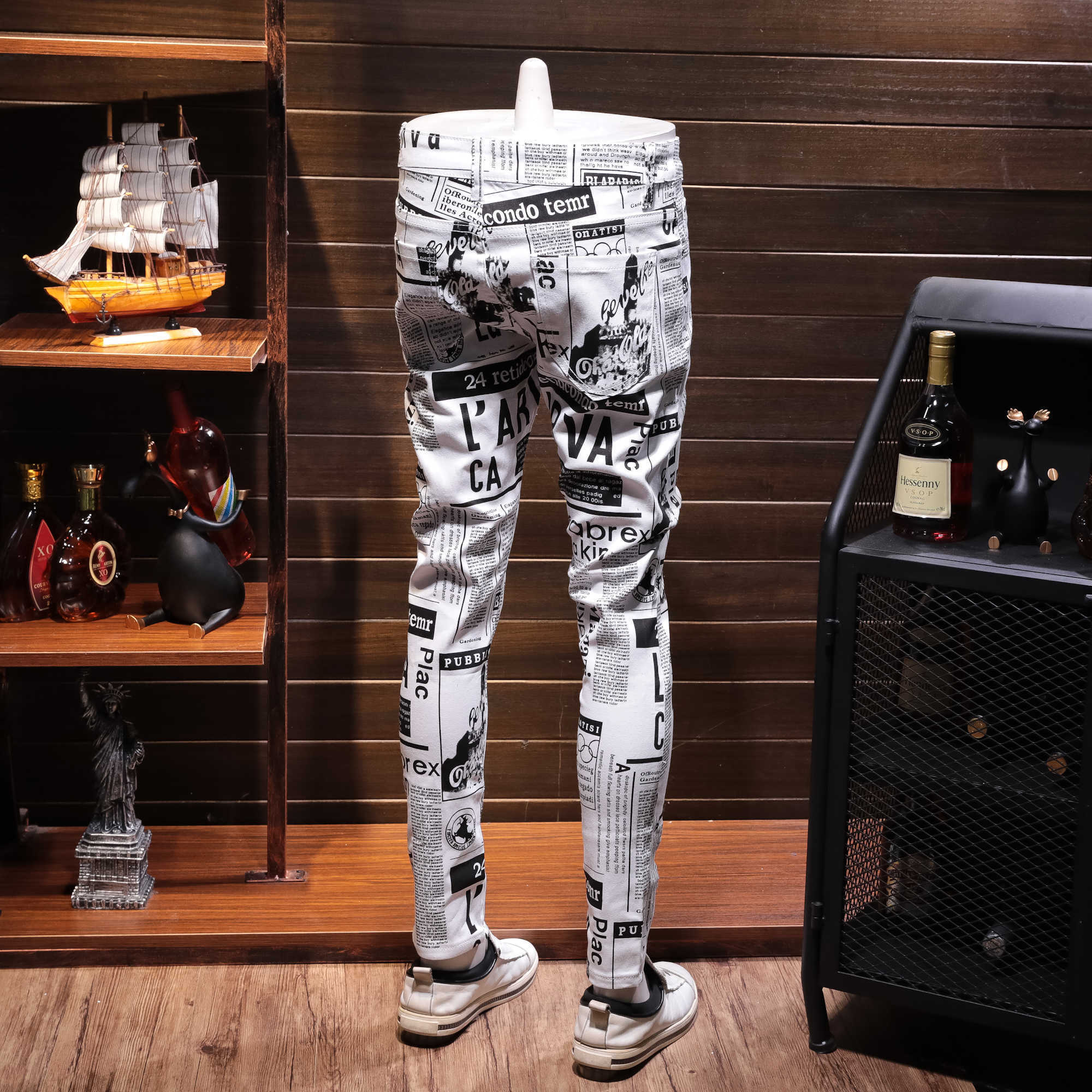 White Printing Cowboy Leisure Time Pants Male Directly Canister Self-cultivation Personality Newspaper Print Jeans Male Male 201111