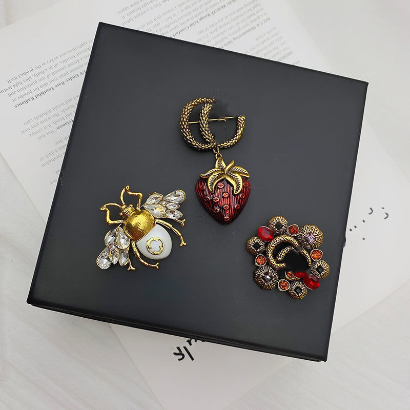 Classic Fashion Brand Designer Design Double Letter Gold Silver Brooch Women Pearl Rhinestone Brooch Suit Laple Pin Fashion Jewelry Accessories axh3
Classic Fashion Brand Designer Design Double Letter Gold Silver Brooch Women Pearl Rhinestone Brooch Suit Laple Pin Fashion Jewelry Accessories axh3
