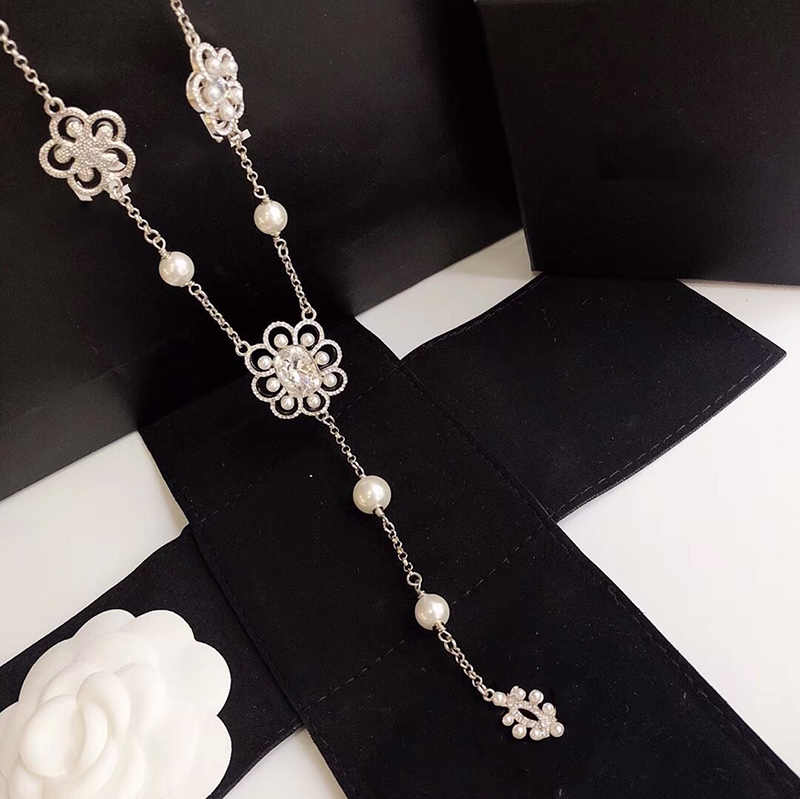 Chokers Designer Necklace Classic Letter Logo Flower Pendant Pearl Sweater Chain Valentine's Gift With Box Set LH-C8, Golden;silver
Chokers Designer Necklace Classic Letter Logo Flower Pendant Pearl Sweater Chain Valentine's Gift With Box Set LH-C8, Golden;silver