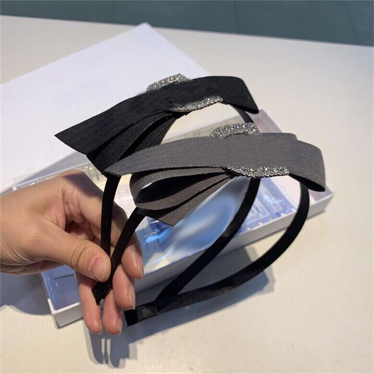 Luxury Diamond Designer Headbands Women Chic Crystal Hair Hoops Top Quality With Box Hair Ornament Hair Accessories
Luxury Diamond Designer Headbands Women Chic Crystal Hair Hoops Top Quality With Box Hair Ornament Hair Accessories