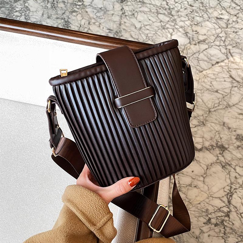 Brand Design Wide Strap Bucket Women Shoulder Crossbody Bags 2021 New Vintage Handbags Female Purses Ladies Messenger Bags Totes, Coffee
Brand Design Wide Strap Bucket Women Shoulder Crossbody Bags 2021 New Vintage Handbags Female Purses Ladies Messenger Bags Totes, Coffee