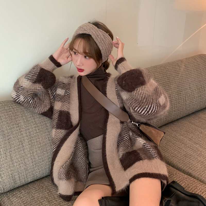2021 New Lazy Wind Retro Female Sweater Autumn and Winter Loose Wear Plaid Cardigan Coat IPHN, Brown
2021 New Lazy Wind Retro Female Sweater Autumn and Winter Loose Wear Plaid Cardigan Coat IPHN, Brown