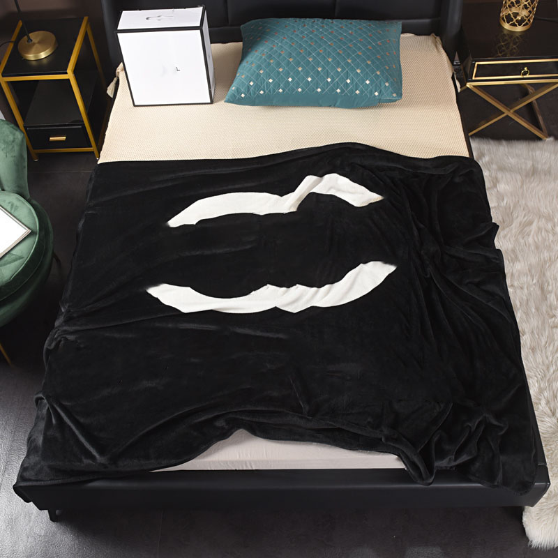Size 150x200cm comfortable bedding and outdoor blanket creative patterns Luxurys designers Nap blanket Fashion shawl blankets 
Size 150x200cm comfortable bedding and outdoor blanket creative patterns Luxurys designers Nap blanket Fashion shawl blankets