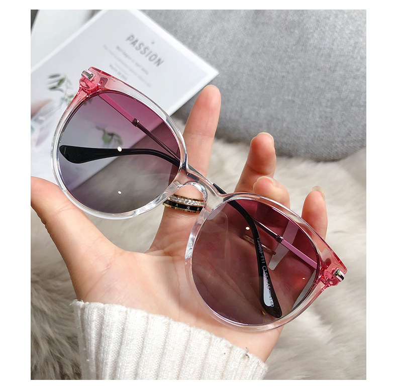 Womens fashion sunglasses round model designer lenses sun glasses wholesale free original leather case, cloth, box, accessories., White;black
Womens fashion sunglasses round model designer lenses sun glasses wholesale free original leather case, cloth, box, accessories., White;black