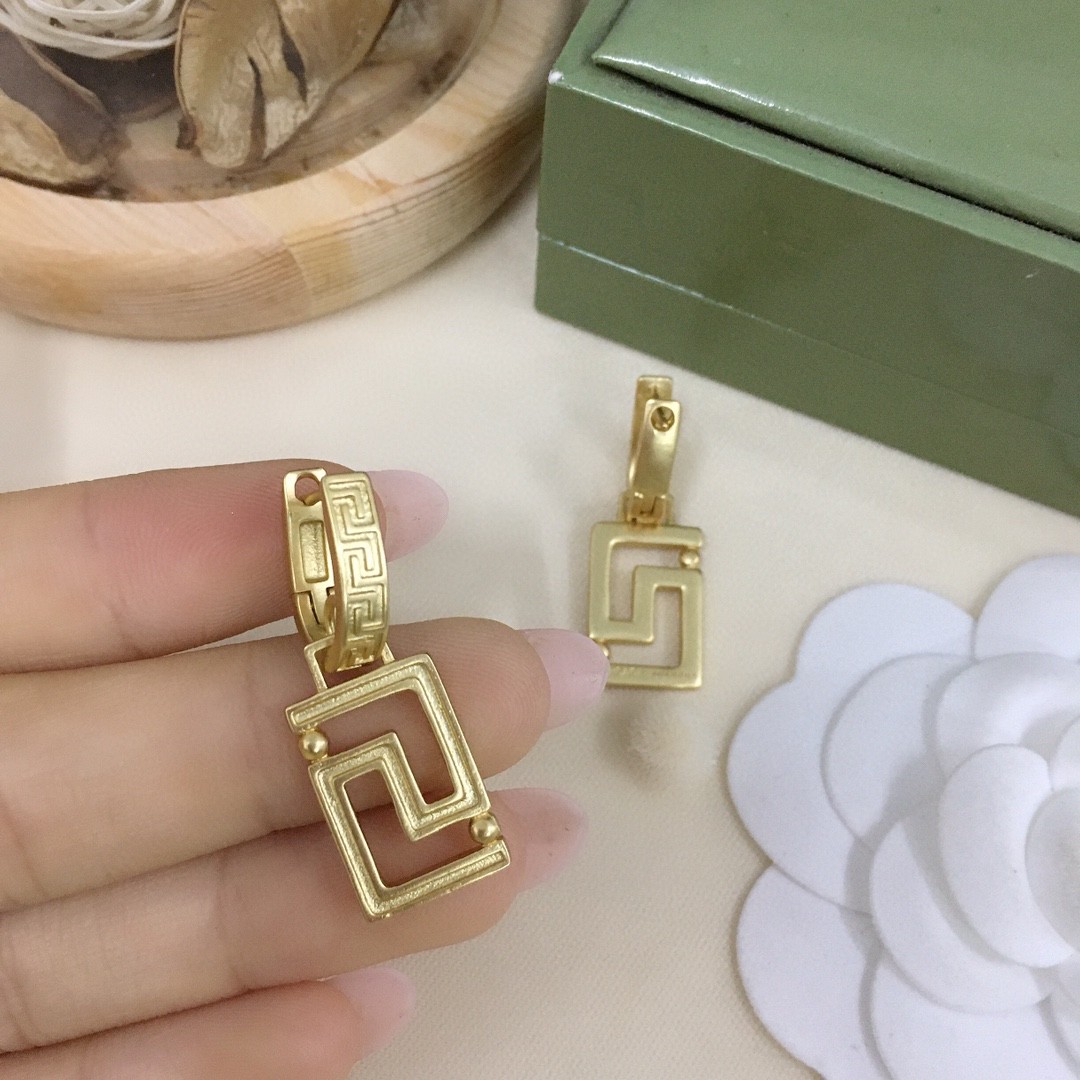 

New gold hollow plating Great Wall pattern earrings Simple and versatile individual earrings