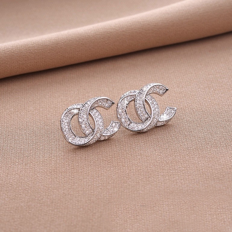 Sweet 18K Gold Plated Luxury Brand Designers Letters Stud Clip Chain Geometric Famous Women 925 Silver Crystal Rhinestone Earring Wedding Party Jewerlry 2Colors
Sweet 18K Gold Plated Luxury Brand Designers Letters Stud Clip Chain Geometric Famous Women 925 Silver Crystal Rhinestone Earring Wedding Party Jewerlry 2Colors