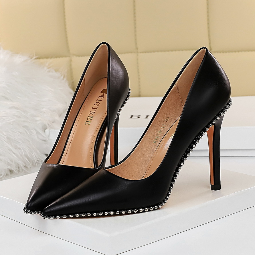 2021 large size female luxury designer 10.5cm thin heels high toe pumps pointed stiletto rivets tacos mujer prom party shoes OEO7, Three inches black. 
2021 large size female luxury designer 10.5cm thin heels high toe pumps pointed stiletto rivets tacos mujer prom party shoes OEO7, Three inches black.