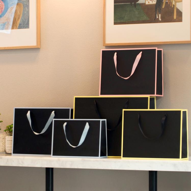 100PCS/LOT 2020 NEW DESIGN Color Side Paper Gift Paper Portable Shopping Bag Wedding Party Candy Bag
100PCS/LOT 2020 NEW DESIGN Color Side Paper Gift Paper Portable Shopping Bag Wedding Party Candy Bag