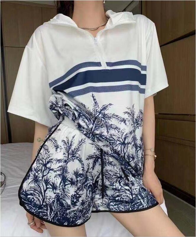 2pcs Classic Luxury Designer Brand Women's Two Piece Pants Graffiti Print Shirt Shorts Pant Piece Sets Fashion Letter Embroidery T-shirt Casual Suit, D#1
2pcs Classic Luxury Designer Brand Women's Two Piece Pants Graffiti Print Shirt Shorts Pant Piece Sets Fashion Letter Embroidery T-shirt Casual Suit, D#1