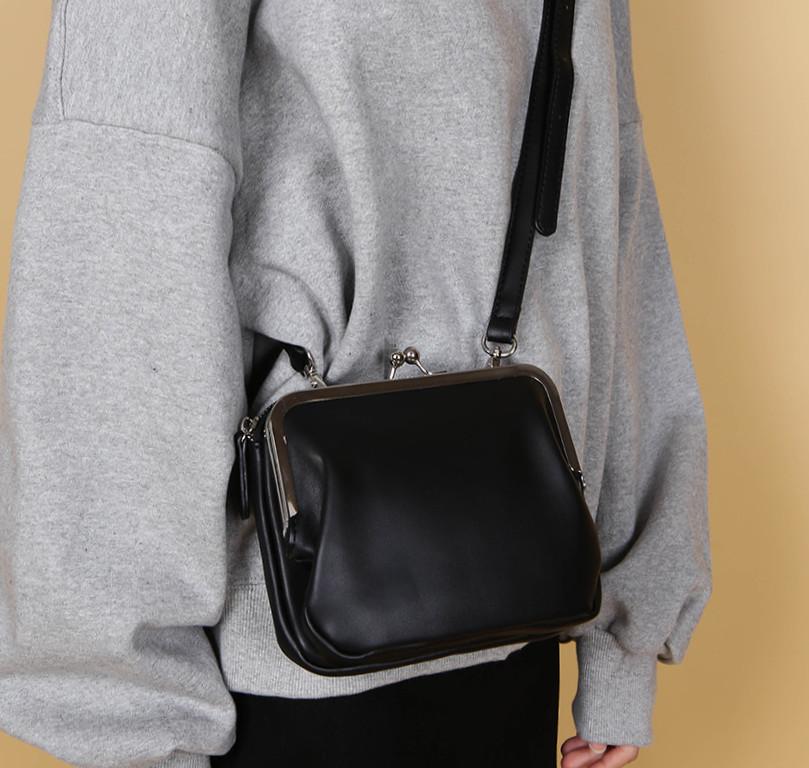 Vintage Clip Shell Women Shoulder Bags Designer Messenge Bag Luxury Pu Leather Female Crossbdoy Bag Lady Chic Small Purses 2021, Black
Vintage Clip Shell Women Shoulder Bags Designer Messenge Bag Luxury Pu Leather Female Crossbdoy Bag Lady Chic Small Purses 2021, Black