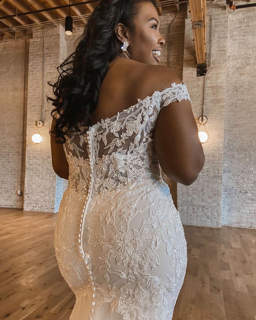 Lace Stunning Mermaid Wedding Dresses Off The Shoulder Neck Plus Size Bridal Gowns Covered Buttons Back Sweep Train Robe De Mari E