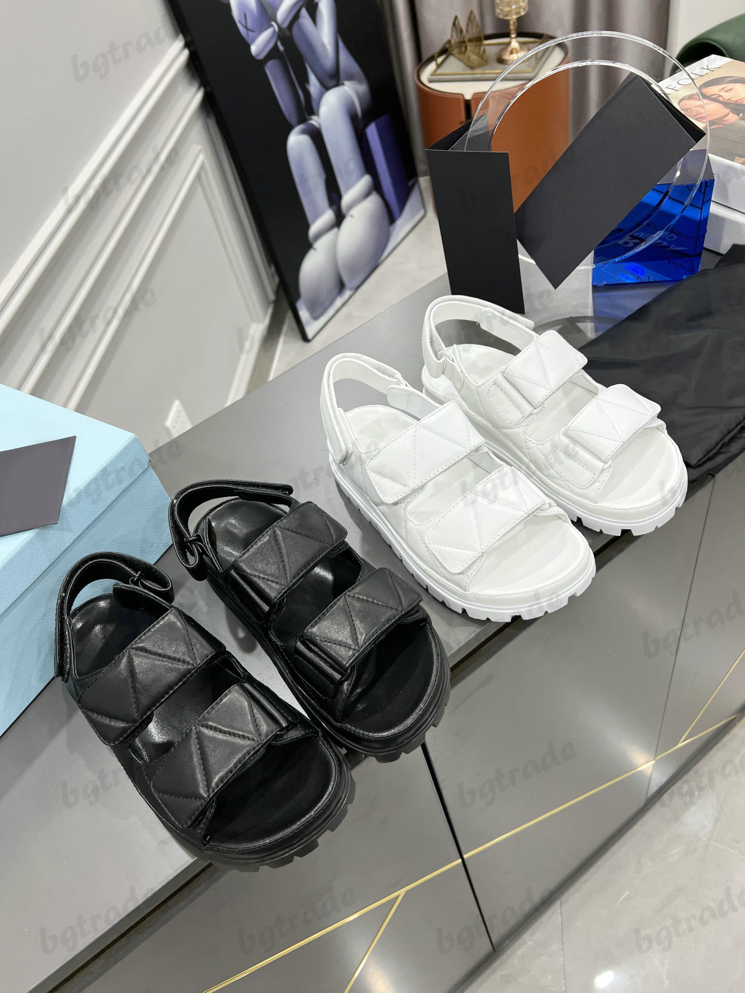 Designer Quilted Double Strap Sandal Soft Luxury Lambskin Leather Nappa Womens Casual Sandals Tonal logo Letter carved lug sole Flat Shoe
Designer Quilted Double Strap Sandal Soft Luxury Lambskin Leather Nappa Womens Casual Sandals Tonal logo Letter carved lug sole Flat Shoe