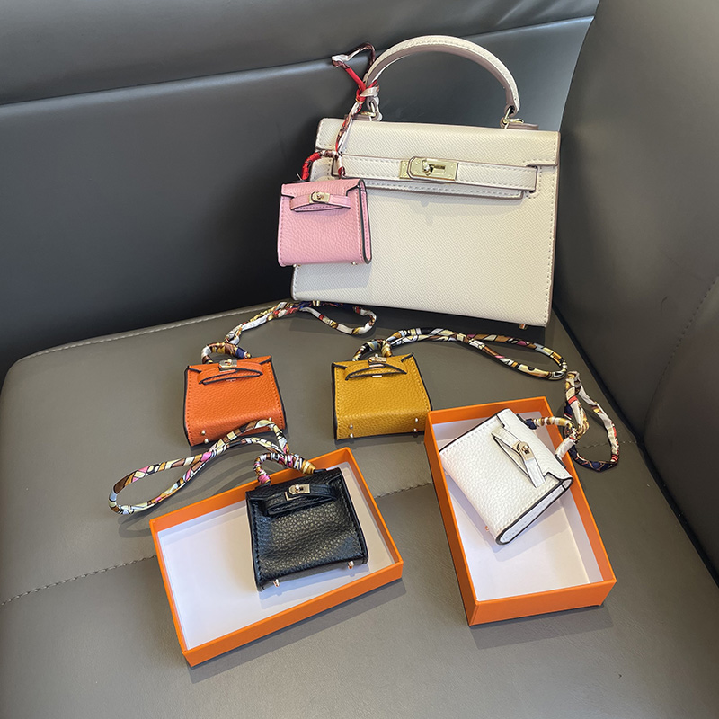 handbag model airpods case kids bag accessories handbag headphone cases wedding gift mini handbags Barbie doll hanbags coin purse key chain car key cover souvenir
handbag model airpods case kids bag accessories handbag headphone cases wedding gift mini handbags Barbie doll hanbags coin purse key chain car key cover souvenir