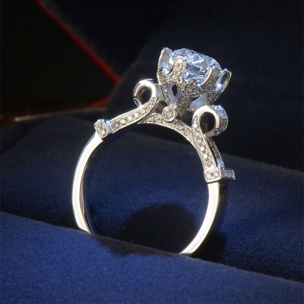 Luxurys Designers Fashion Yjz001 silver S925 group set round crown flower cup ring wedding high imitation diamond ring women's handpiece
Luxurys Designers Fashion Yjz001 silver S925 group set round crown flower cup ring wedding high imitation diamond ring women's handpiece