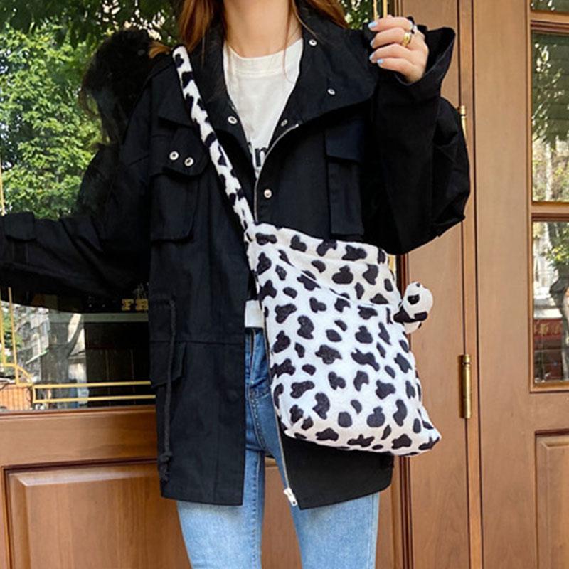 Cow Print Flannel bag women Messenger Bag Milk Cow Shouler women Plush Shoulder Cartoon Handbag No Zipper Crossbody, Black
Cow Print Flannel bag women Messenger Bag Milk Cow Shouler women Plush Shoulder Cartoon Handbag No Zipper Crossbody, Black